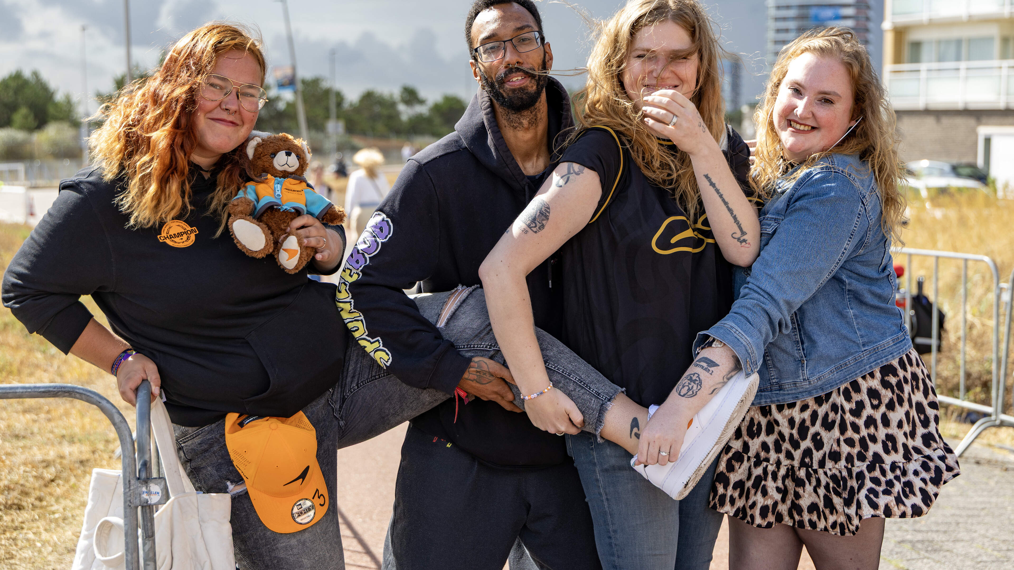 F1-fans doen alles om glimp op te vangen van coureurs in Zandvoort: ’Ik heb stroopwafels in mijn tas voor Lando’